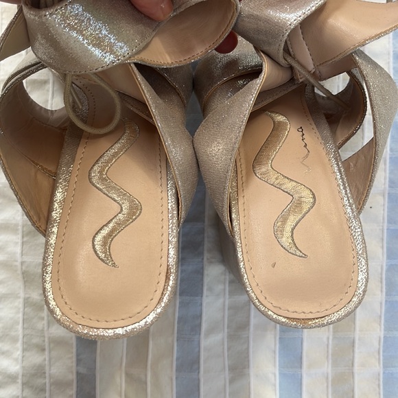 Nina gold with a silver hue sandal 7.5 - Picture 5 of 5